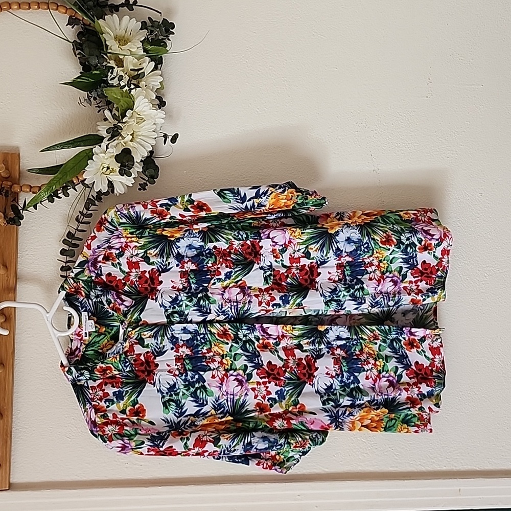 Women floral short sleeve button-down shirt